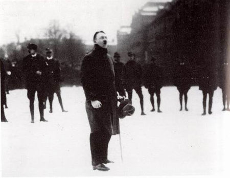 No hay quien pueda detenernos dijo Hitler en enero de 1923 durante la - photo 8