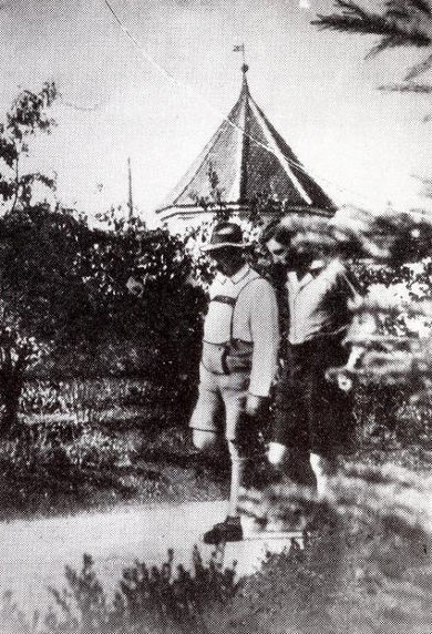 Hitler y Emio Maurice en el jardín de la cárcel Con Múrice y el teniente - photo 12