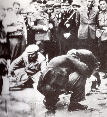 Las SS obligan a ciudadanos judíos a que limpien las calles con las manos - photo 28