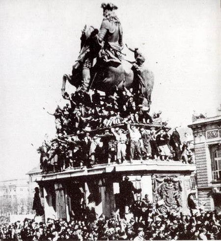 El mayor triunfo de Hitler En la Heldenplatz de Viena anuncia ante la - photo 29