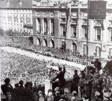 El mayor triunfo de Hitler En la Heldenplatz de Viena anuncia ante la - photo 30