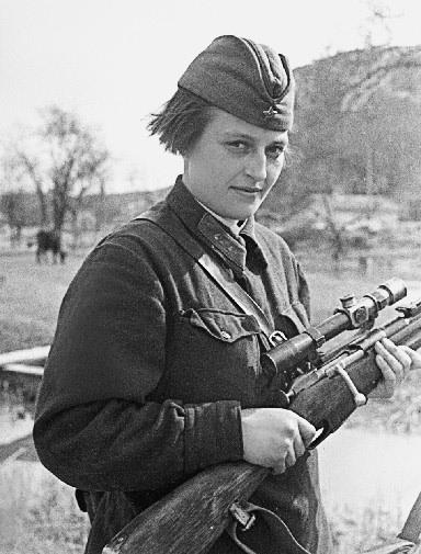 La sargento primera Liudmila Pavlichenko portando un Mosin Nagant M189130 con - photo 2