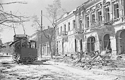 Edificios bombardeados y transporte público Sebastopol 1942 Un edificio - photo 6