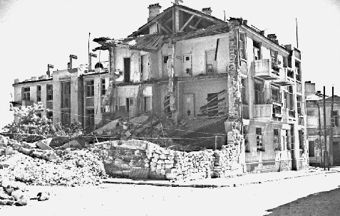 Un edificio bombardeado en Sebastopol 1942 El subteniente Alekséi Kitsenko - photo 7
