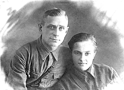El subteniente Alekséi Kitsenko y la sargento primera Liudmila Pavlichenko - photo 8
