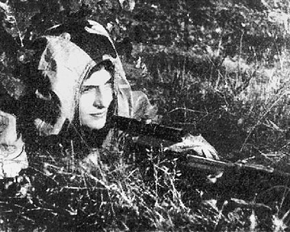 En enero o febrero de 1942 Pavlichenko posó para la prensa con su SVT-40 - photo 12
