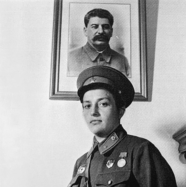 Pavlichenko delante de un retrato del Comandante Supremo poco antes de partir - photo 18