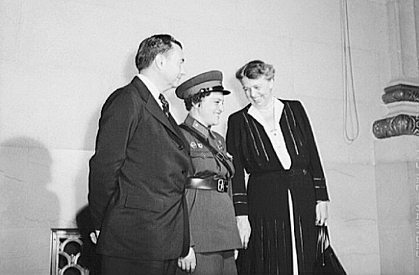 Pavlichenko con Eleanor Roosevelt y Justice Robert Jackson Histoire - photo 23