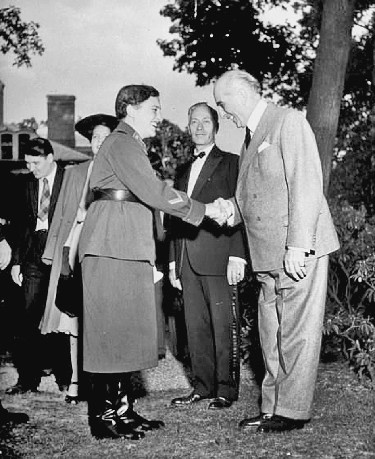 Liudmila Pavlichenko saludando a Joseph Davis exembajador estadounidense en - photo 25