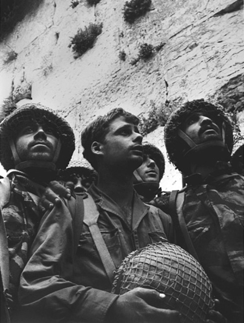 Tres paracaidistas israelíes miran el santuario más sagrado del judaísmo el - photo 4