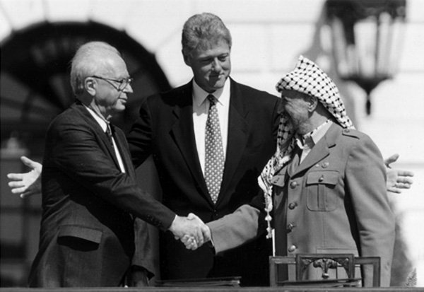 En 1993 el primer ministro israelí Isaac Rabin izquierda y el líder - photo 16