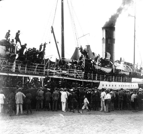 Tropas desembarcando en el puerto de Melilla agosto de 1921 Archivo del autor - photo 4