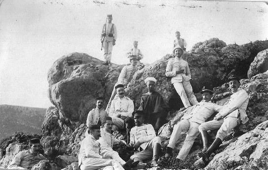 Grupo de soldados españoles con un indígena Campaña del Kert Archivo - photo 12