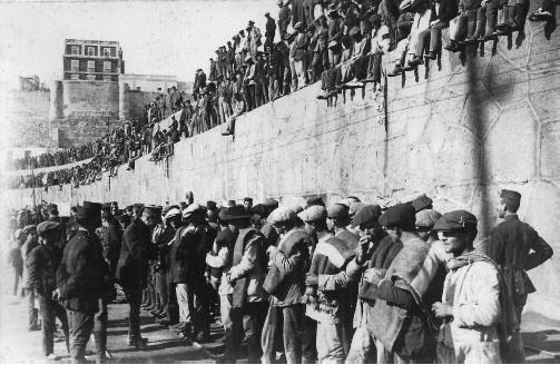 Llegada de reclutas al puerto de Melilla Año 1918 ACHM Embarque de - photo 15