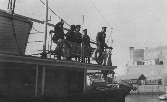 Llegada del comandante general Fernández Silvestre al puerto de Melilla en el - photo 21