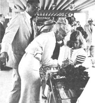 Marilyn firma un autógrafo a una pequeña admiradora en el aeropuerto de Reno - photo 9