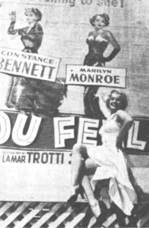 Marilyn junto a un cartel se siente fascinada por haber llegado finalmente a - photo 18