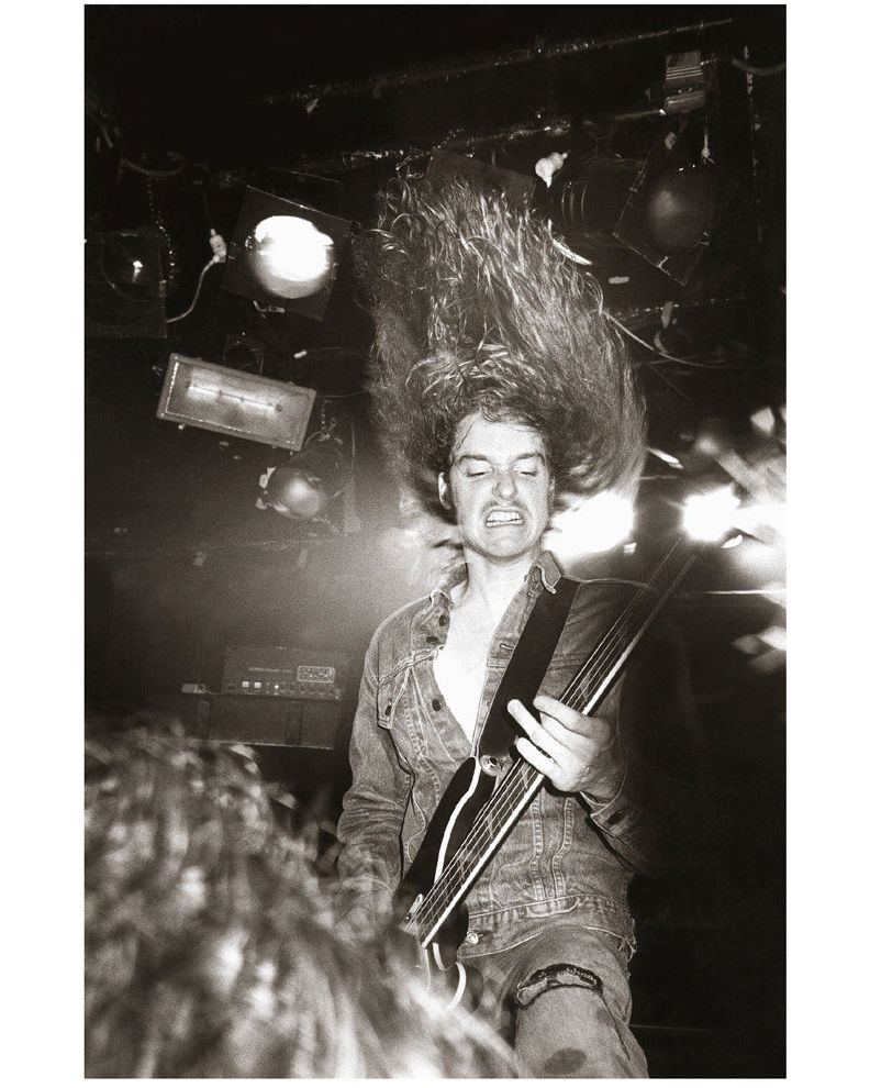 Cliff Burton sobre el escenario en el club Marquee 27 de marzo de 1984 - photo 5
