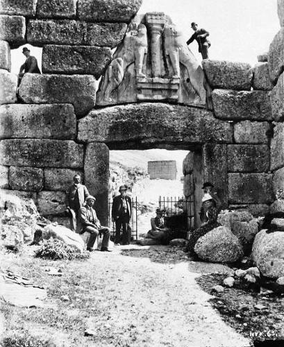Heinrich Schliemann y su equipo en la ruinas de Micenas La religión griega - photo 1