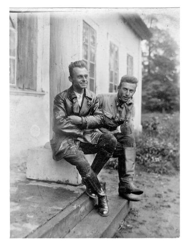 Witold Pilecki y un amigo en Sukurcze hacia 1930 Cortesía de la familia - photo 2