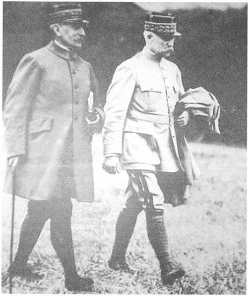 Los generales Ferdinand Foch izquierda y Philippe Pétain derecha Mi - photo 1