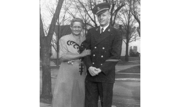 El guardiamarina de segunda clase Armstrong con su abuela Caroline Korspeter - photo 4