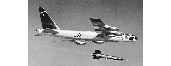 Lanzamiento del X-15 desde un avión B-52 a 13 700 metros Armstrong en la - photo 14