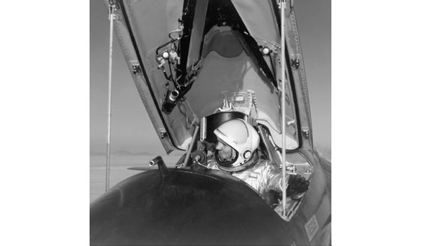 Armstrong en la cabina del X-15-1 diciembre de 1961 Janet Shearon - photo 15
