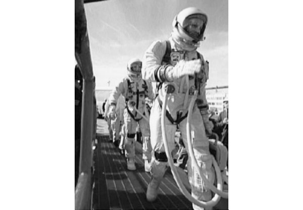 El comandante Armstrong en primer plano y el piloto David R Scott suben la - photo 20