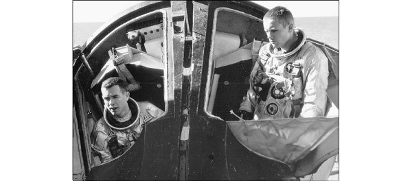 Scott izquierda y Armstrong en la cubierta del barco de recuperación el - photo 22