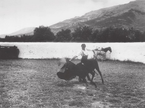 A E Hotchner John F Luis Miguel Dominguín en 1954 preparándose para su - photo 1