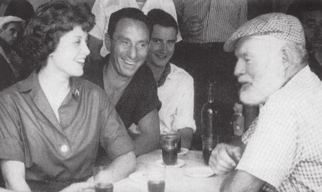 A E Hotchner Hemingway en el bar Choko con A E Hotchner y Mary - photo 18