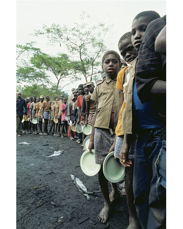 Huérfanos de la guerra guardan turno para malcomer Rhodesia-Zimbabwe 1978 - photo 4