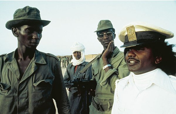 Comisario político-islámico en Chad Sobre la gorra campea el anuncio de - photo 14