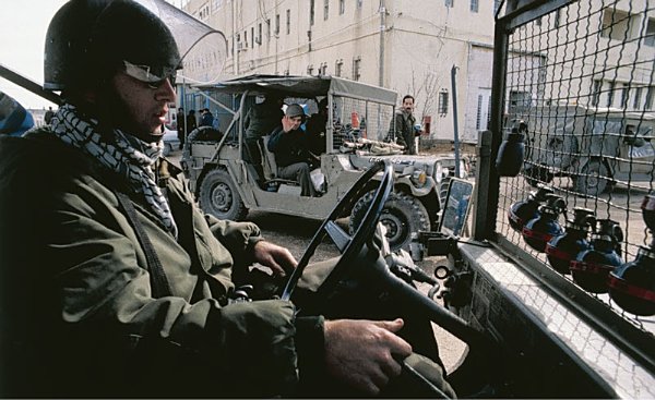El autor con una patrulla israelí en Ramallah Palestina ocupada 1986 - photo 21