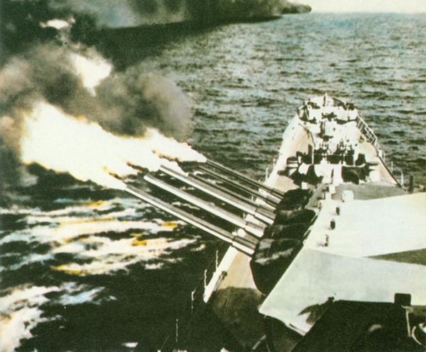 La artillería de un crucero norteamericano hace fuego contra las defensas de - photo 4