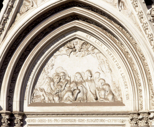 Bajo relieve sobre la entrada central de la iglesia Almas que sufren en el - photo 4