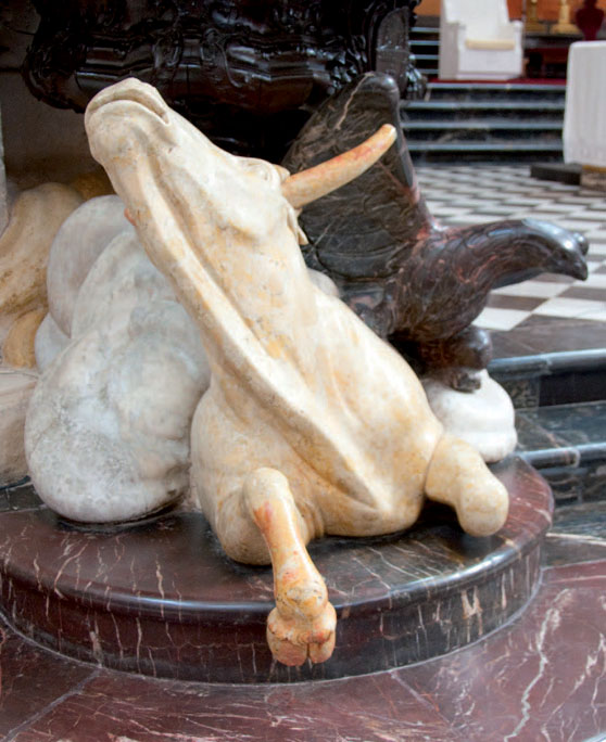 Buey que simboliza el Evangelio de San Lucas en la catedral de Córdoba Un - photo 7