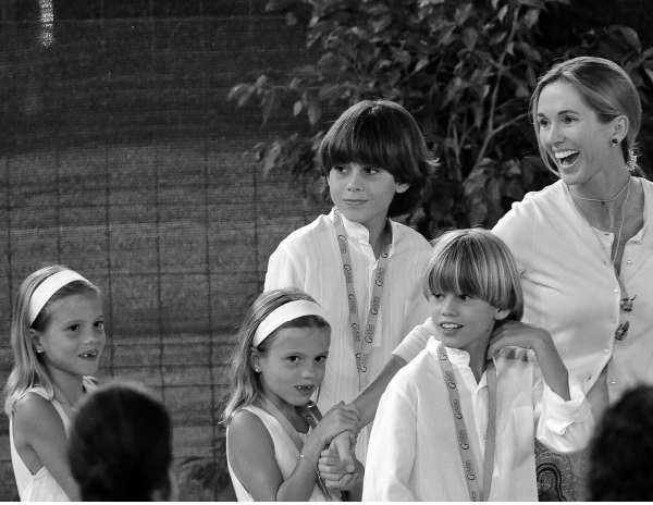 19 de agosto de 2008 La esposa de Julio Iglesias Miranda y sus hijos en un - photo 1