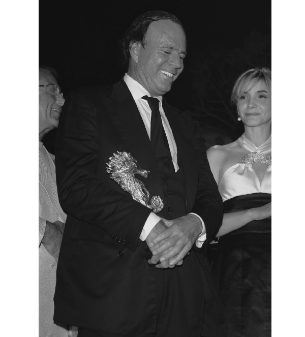 8 de julio de 2007 Julio Iglesias recibiendo uno de los muchos premios - photo 2