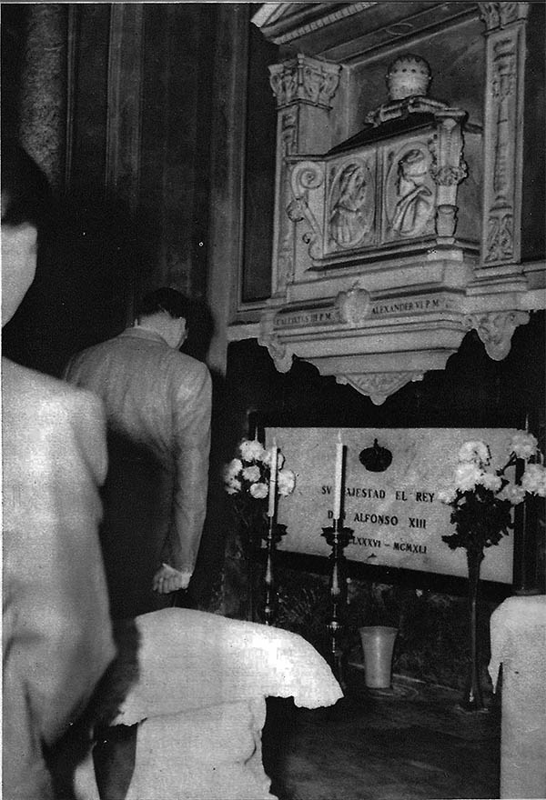 Don Juan orando ante la tumba de su padre en la iglesia romana de Montserrat - photo 5