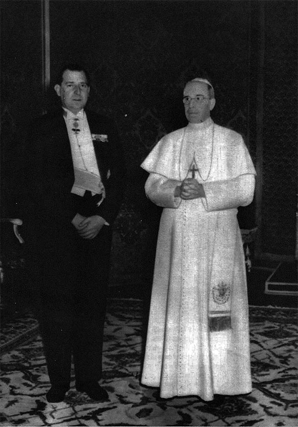 Con Su Santidad Pío XII en marzo de 1936 Don Juan doña María y doña Pilar - photo 7