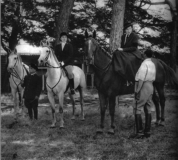 Don Juan doña María y doña Pilar disponiéndose a dar un paseo a caballo - photo 8