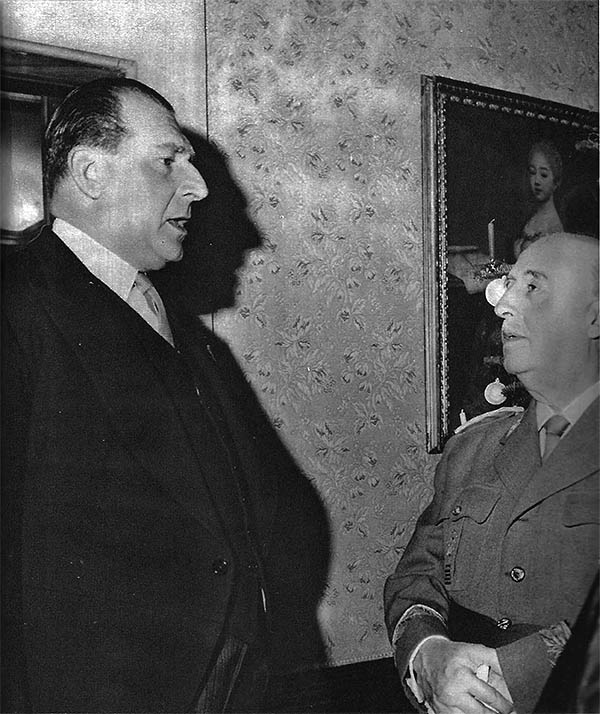 Enero de 1964 Su alteza real el conde de Barcelona conversa con el jefe del - photo 14