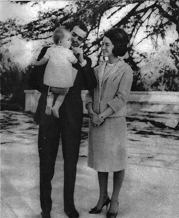 La infantita en brazos del príncipe don Juan Carlos con la princesa Sofía - photo 16