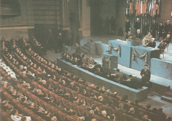 El presidente Truman se dirige a los participantes en la Conferencia de San - photo 4