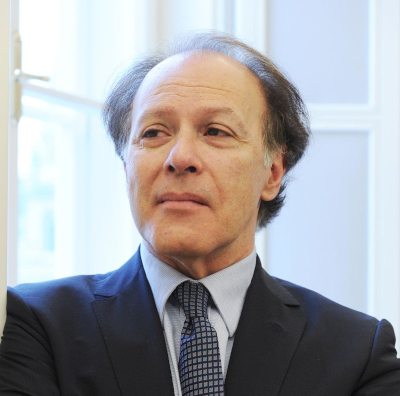 JAVIER MARÍAS es el cuarto de los cinco hijos del filósofo y miembro de la - photo 1