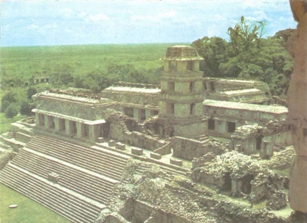 Vista general del llamado Palacio en Palenque una de las construcciones más - photo 3