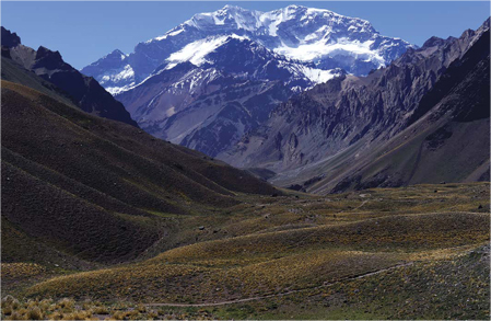 El monte Aconcagua se eleva sobre un valle andino Esta impresionante cumbre se - photo 5