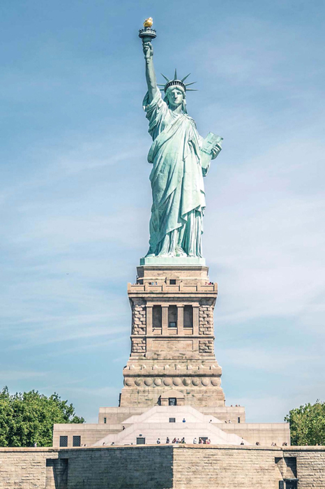 La Estatua de la Libertad representa el hecho de que Estados Unidos estaba - photo 4